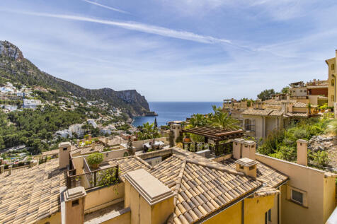 Apartment with sea and mountain views in a luxurious residential complex with spa in Port d'Andratx