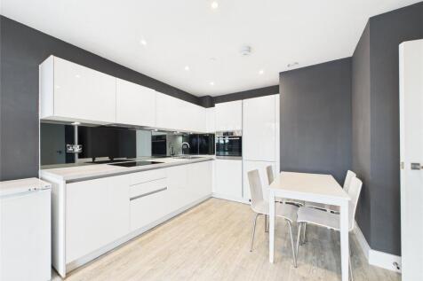 2-bed flat on High Street, Staines-upon-Thames, Surrey, TW18, £1,850/mo
