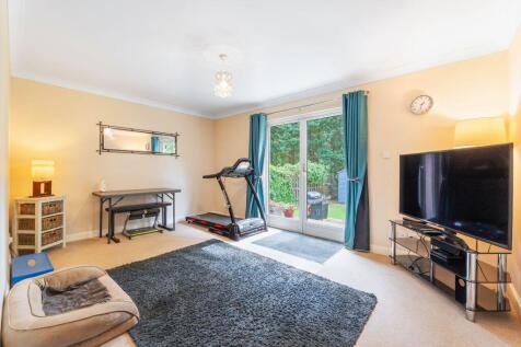 4 bed, 3 bath Detached in Leeds - Photo 7
