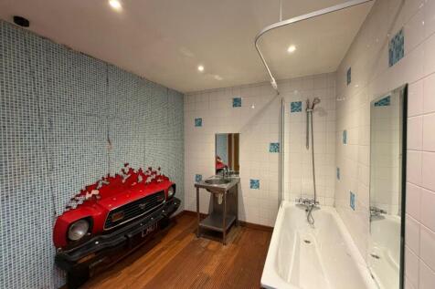 bathroom 2.jpg