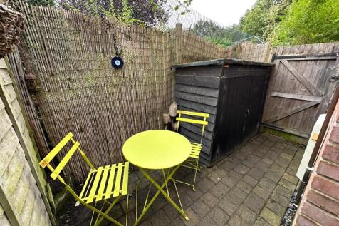 Guildford Road, Ash, Aldershot, Surrey, GU12 photo 3