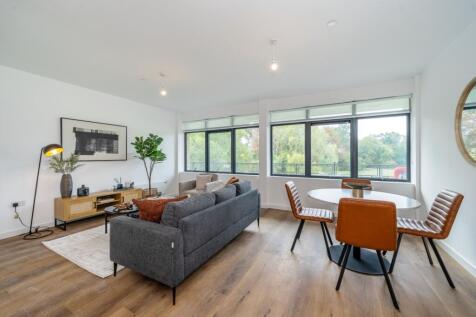 1-bed flat on 1 Lakeside Close Staines Upon Thames TW18, £1,400/mo