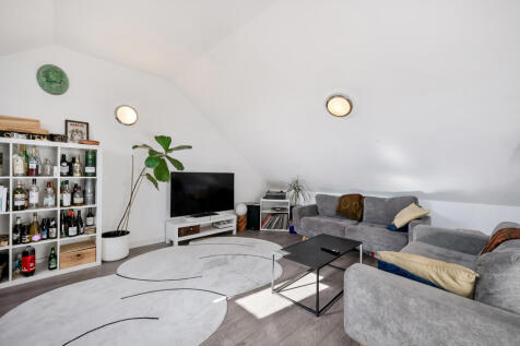 3-bed flat on Springfield House Lofts, Dalston London E8, £4,150/mo