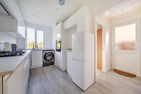 Heathyfields Road, Farnham, Surrey, GU9 photo 4