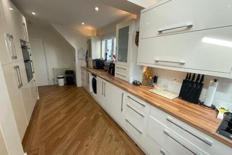 KITCHEN/DINING/FAMILYROOM: 22'8X19'6