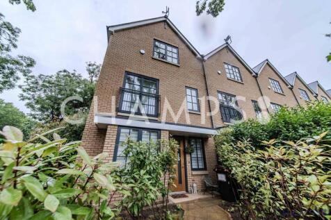Spacious 4-Bedroom Detached Family Home with Priv