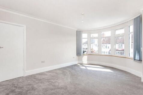 3 Bedroom Semi-Detached House, Grenoble Gardens, Palmers Green, N13 photo 3