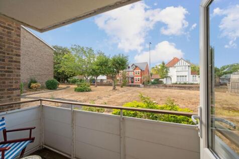 Queens Road, Hersham Village, KT12 photo 4