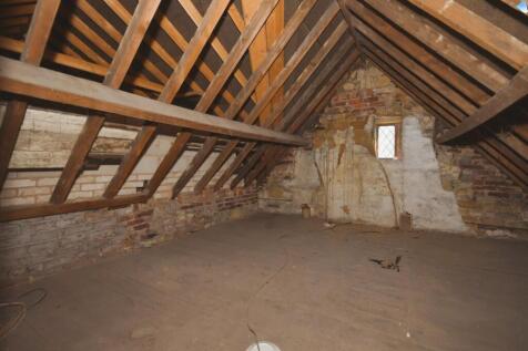 ATTIC ROOM 02.jpg