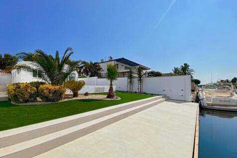New house with mooring in Empuriabrava