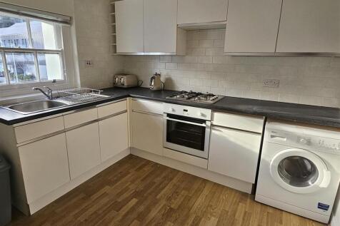 OPEN PLAN LOUNGE/KITCHEN