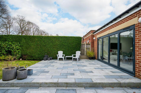 4 bed, 2 bath Detached in Sheffield - Photo 33