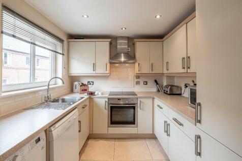 2 bed flat to rent Falcon Road, Battersea SW11 2N
