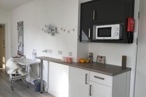 21 Queningate Court kit side.JPG