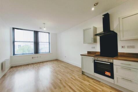 OPEN-PLAN LOUNGE/KITCHEN