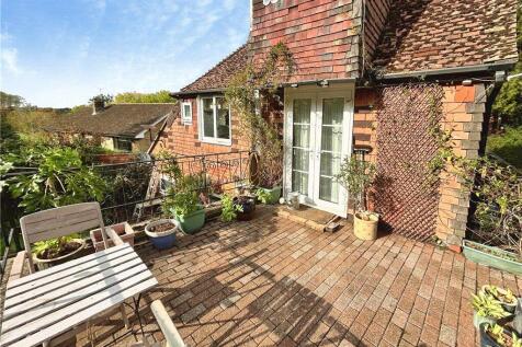 2-bed flat on Casbrook Common, Braishfield, Romsey, Hampshire, £1,150/mo