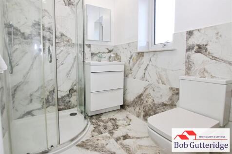 LUXURY FIRST FLOOR SHOWER ROOM