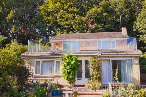 9 London Road, Uppingham - Main photo with logo.jp