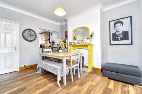 OPEN PLAN LOUNGE/DINING ROOM