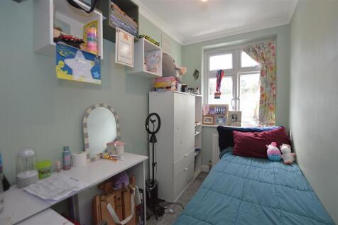 38 Waverley Avenue bed3.JPG