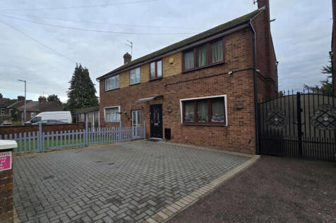 Beautiful &amp; Spacious 2/3 bed Semi-detached house 