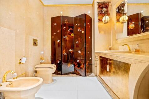 Luxurious bathroom with gold accents, a bidet, toi