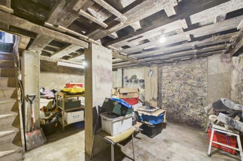 Mixed-use invesmtnet 2 x flats and shop for auctio
