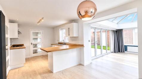 KITCHEN/DINING