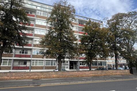 2-bed flat on Wilford Lane, West Bridgford, Nottingham, £1,250/mo