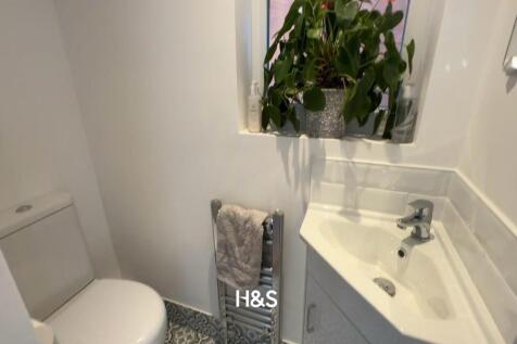 8 Arundel - Downstairs WC.jpg