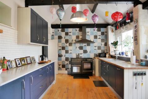 FITTED BREAKFAST KITCHEN