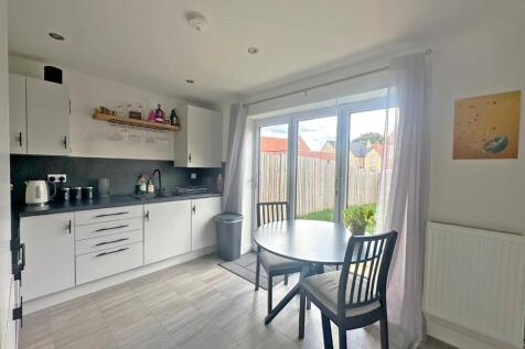2-bed terraced on Chambers Avenue, Hessle, East Riding of Yorkshi, HU13, £1,100/mo