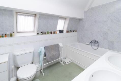 14 Hillside Gardens En-Suite.jpg