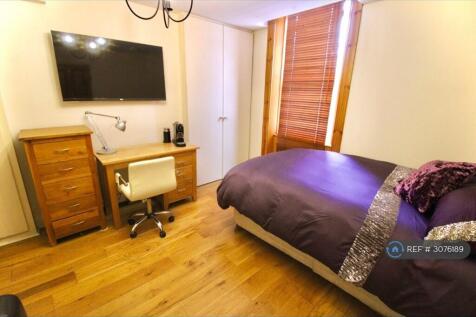 Huge Ensuite Bedrooms, Smarts &amp; Sofas