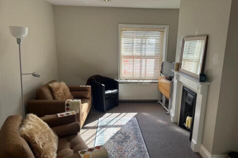 2-bed flat on High Street, Rye, East Sussex, TN31 7JF, £1,050/mo