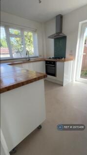 The Avenue, Esher, KT10 photo 3