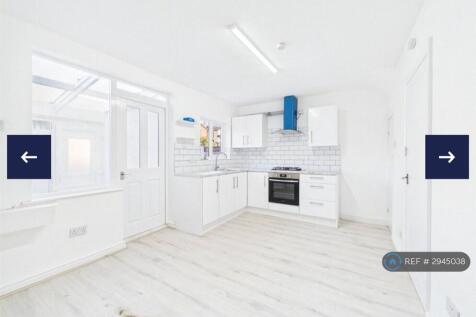 3-bed terraced on Grainger Avenue, Manchester, M12, £1,330/mo