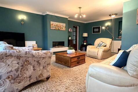 OPEN PLAN LOUNGE &amp; DINING ROOM