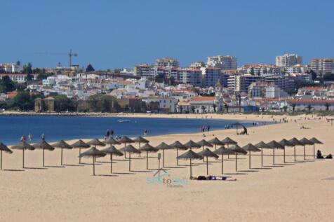 15 minute walk to meia praia beach