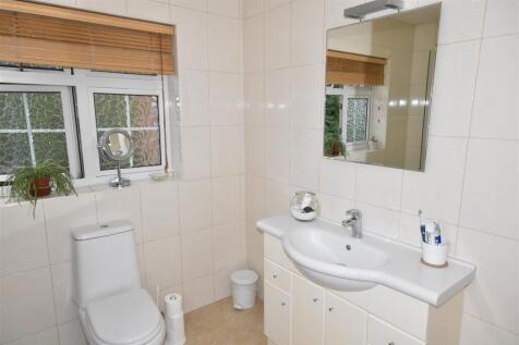 EN-SUITE SHOWER ROOM