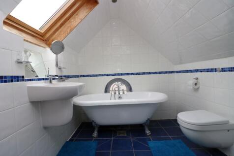 Flat 5, 31-33 Harvest Road bath