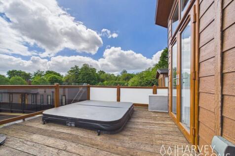Exterior Decking with Hot Tub in the Prestige Glas