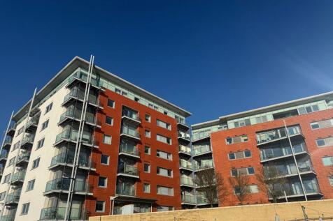2-bed flat on Waterfront, £1,130/mo