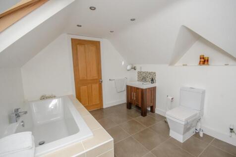 Master ensuite pic 2.jpg