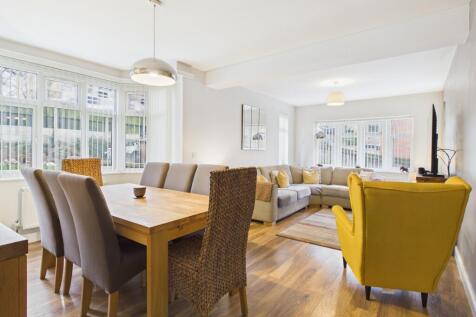 Lounge/Dining