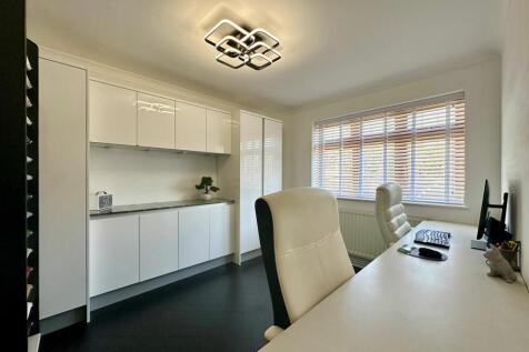 Ground floor bedroom/study