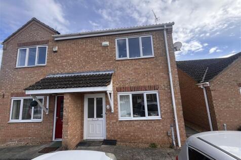 2-bed semi-detached on Braeburn Avenue, £825/mo