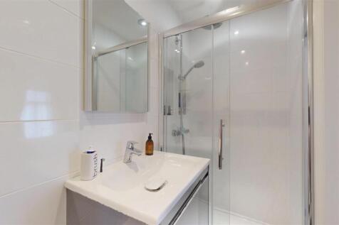 En-Suite to Bedroom 3