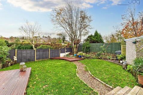 Spacious garden leading onto the canal