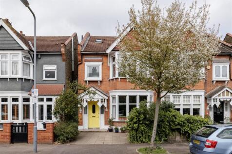 Woodlands. Avenue, E11
